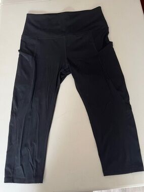 Women's Black High-Rise Performance Capri Leggings